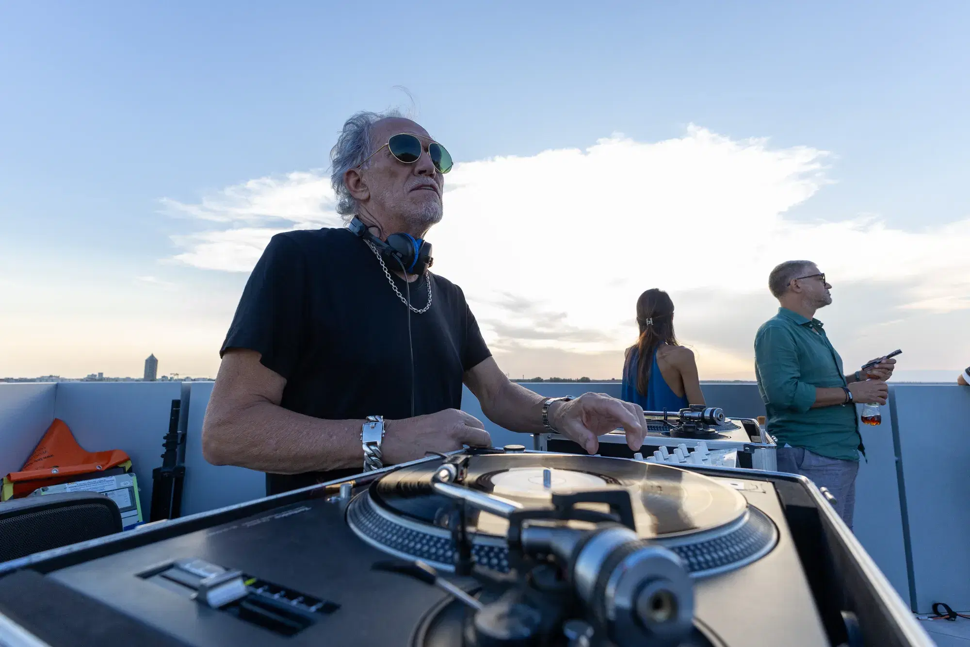 Il dj set sulla terrazza del JMuseo con il cielo ancora chiaro alle spalle
