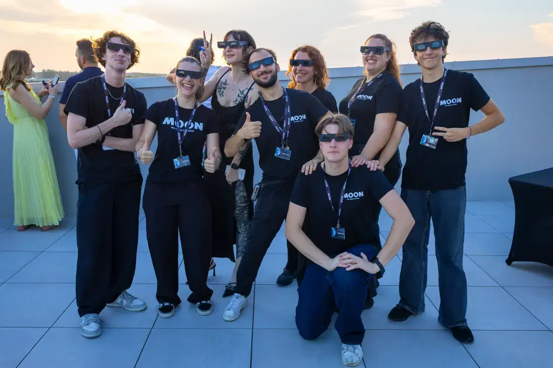 Il gruppo dello staff MOON in posa sulla terrazza con gli occhiali da eclissi