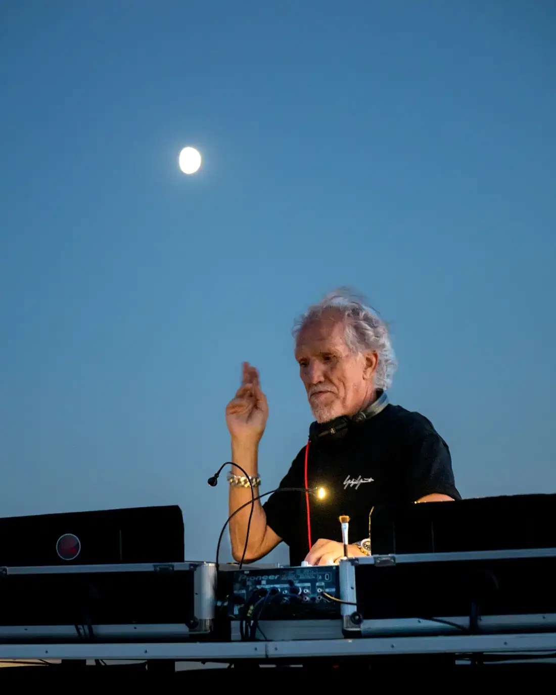 Il dj set sulla terrazza con la Luna alta nel cielo azzurro del crepuscolo