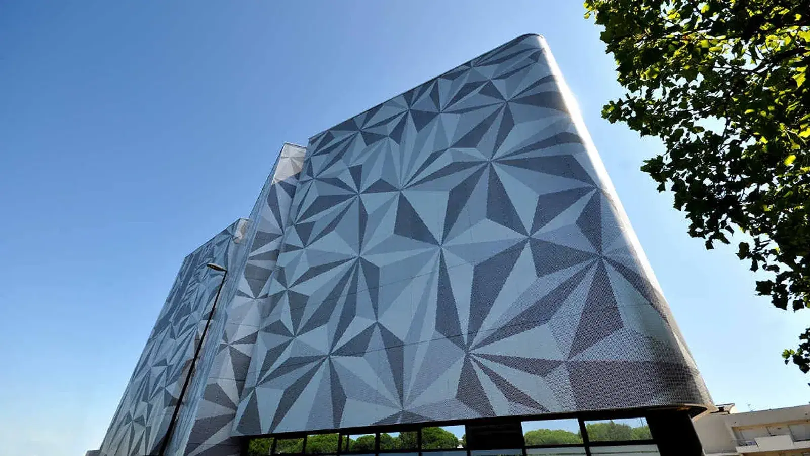 L'edificio del JMuseo di Jesolo, con la sua facciata geometrica