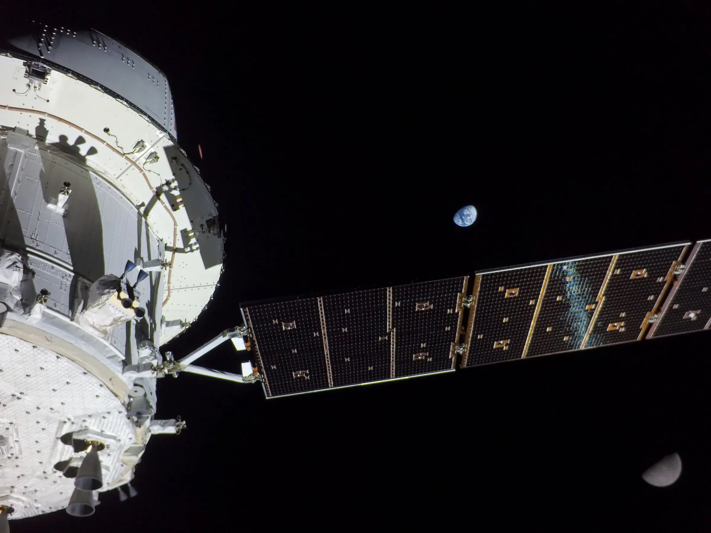 La capsula Orion del programma Artemis con la Terra in lontananza